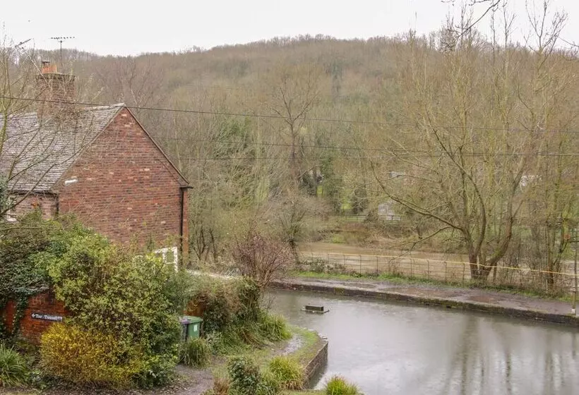 Tub Boat Cottage