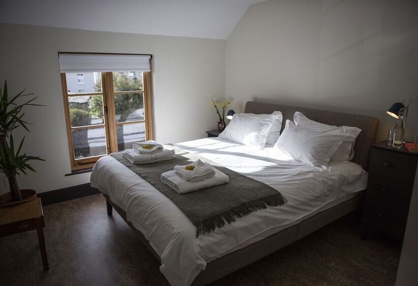 פונדק The Leaping Salmon