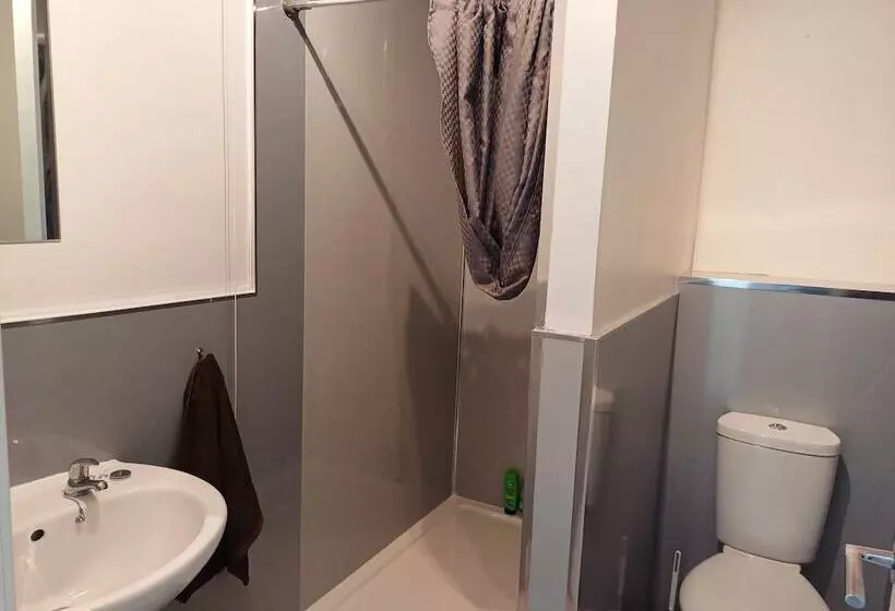 هتل Queens Rooms