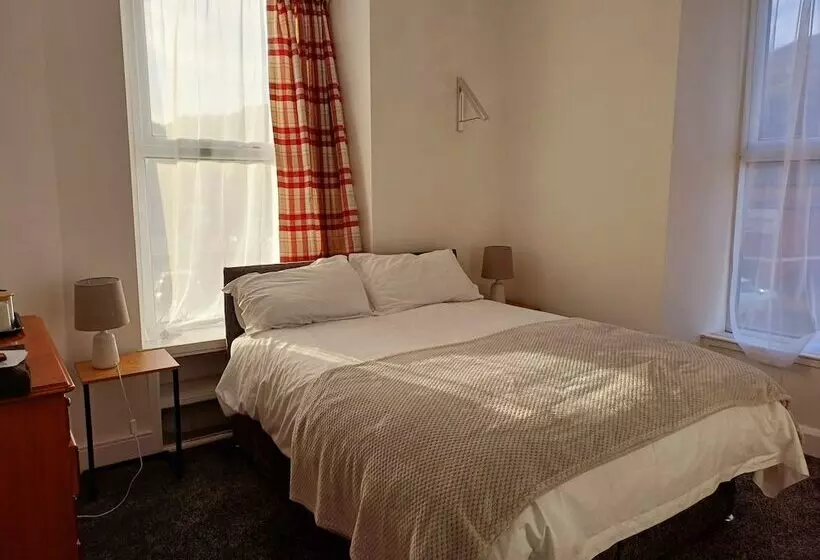 هتل Queens Rooms