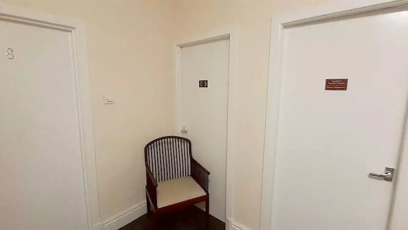 هتل Queens Rooms