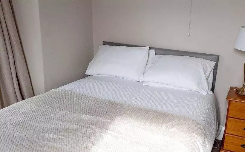 هتل Queens Rooms