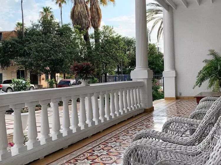 ホテル Laredo Mansion