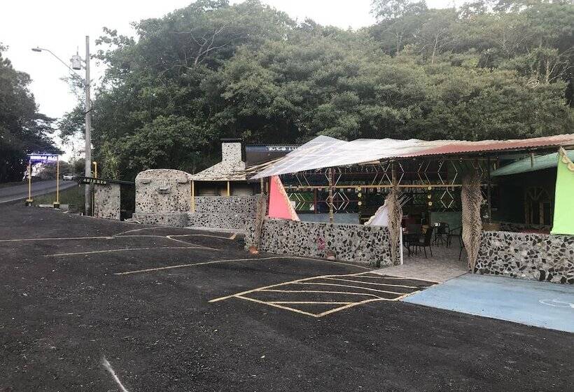 La Embrujada Hostel Y Restaurante