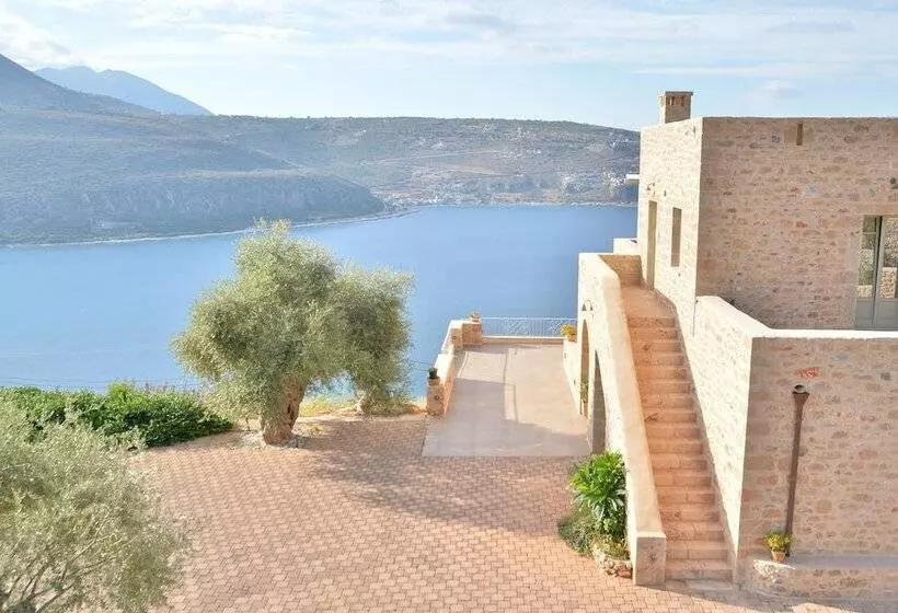 Majatalo Akrolithi Boutique