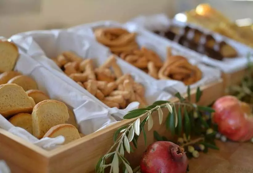 Majatalo Akrolithi Boutique