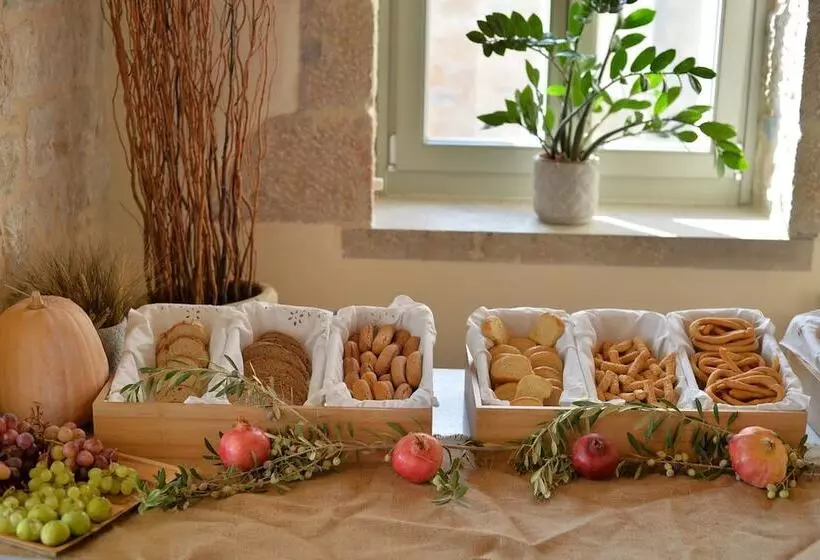 Majatalo Akrolithi Boutique