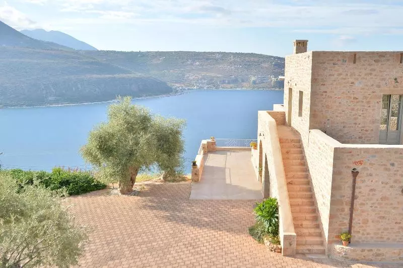 Majatalo Akrolithi Boutique