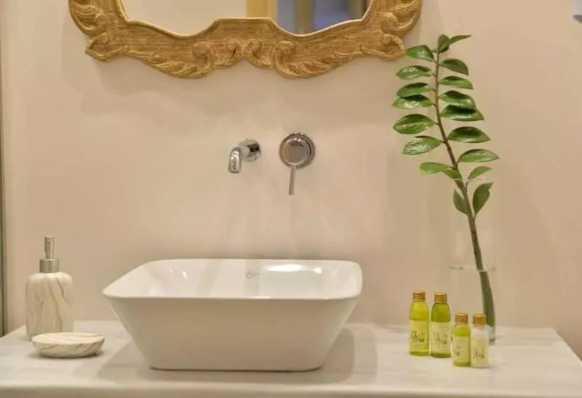 Majatalo Akrolithi Boutique