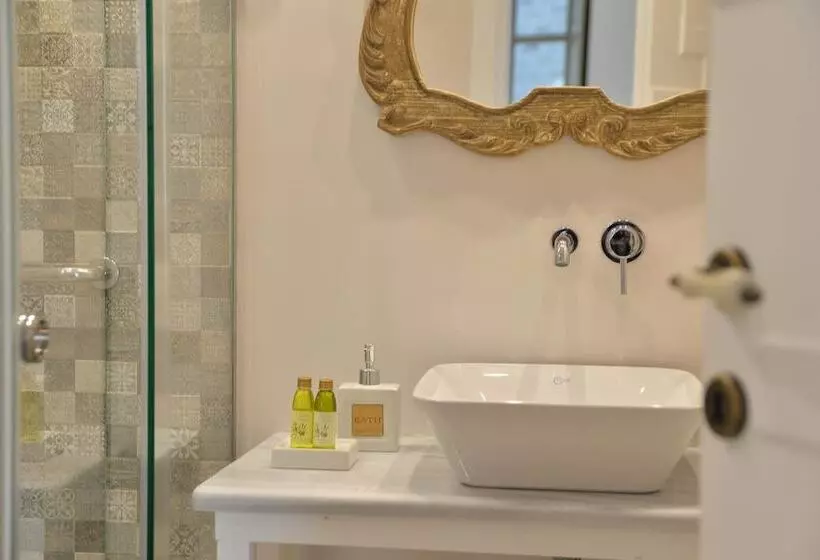 Majatalo Akrolithi Boutique