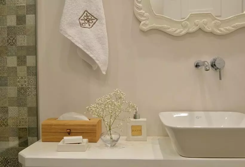 Majatalo Akrolithi Boutique