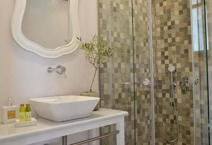 Majatalo Akrolithi Boutique