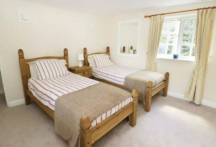 Blenheim Edge, The Causeway