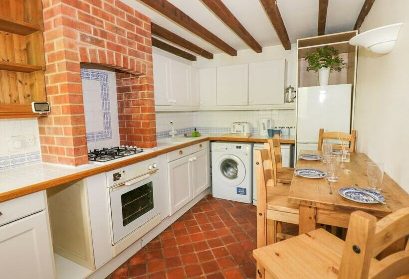 Blenheim Edge, The Causeway