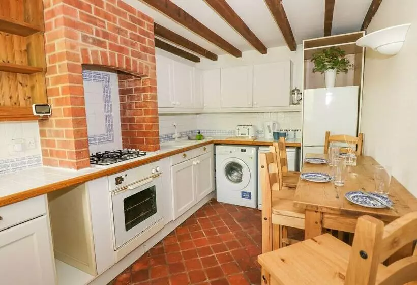 Blenheim Edge, The Causeway