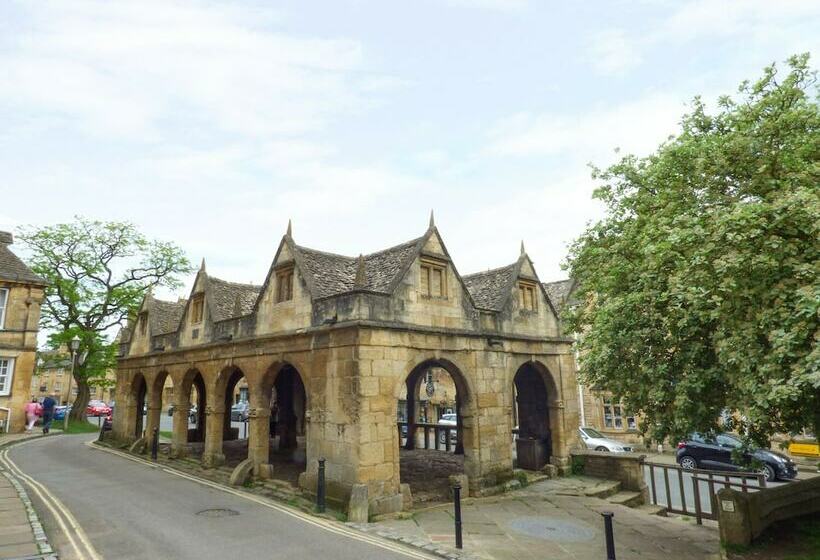 Blenheim Edge, The Causeway