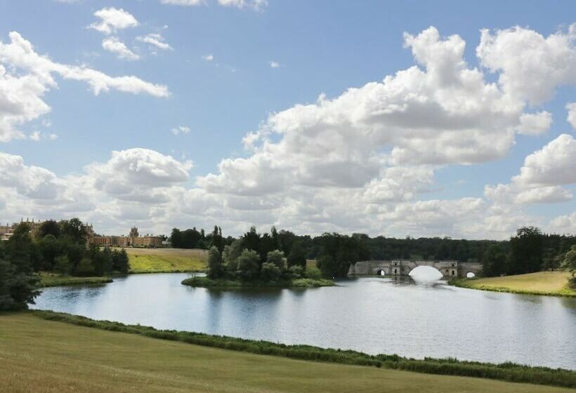 Blenheim Edge, The Causeway