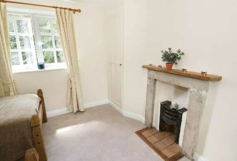 Blenheim Edge, The Causeway