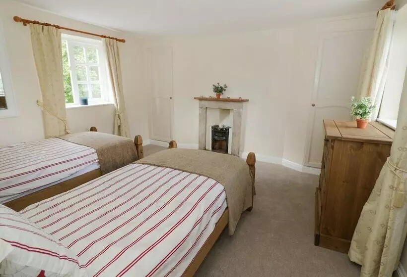 Blenheim Edge, The Causeway