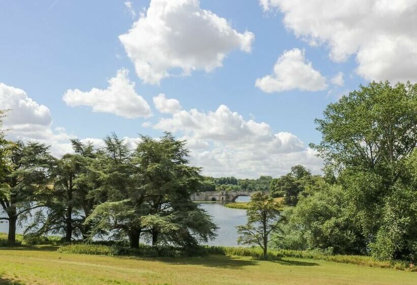 Blenheim Edge, The Causeway