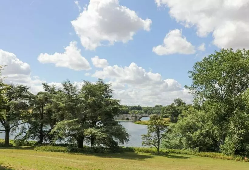 Blenheim Edge, The Causeway