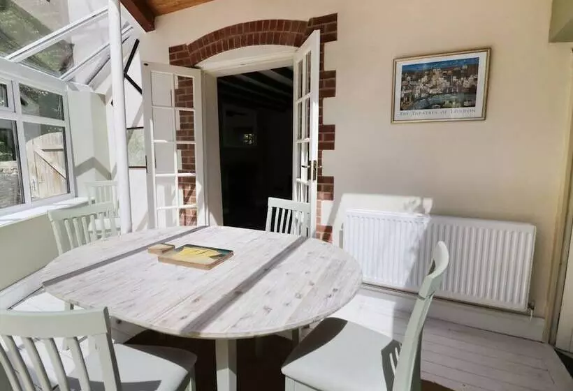 Blenheim Edge, The Causeway