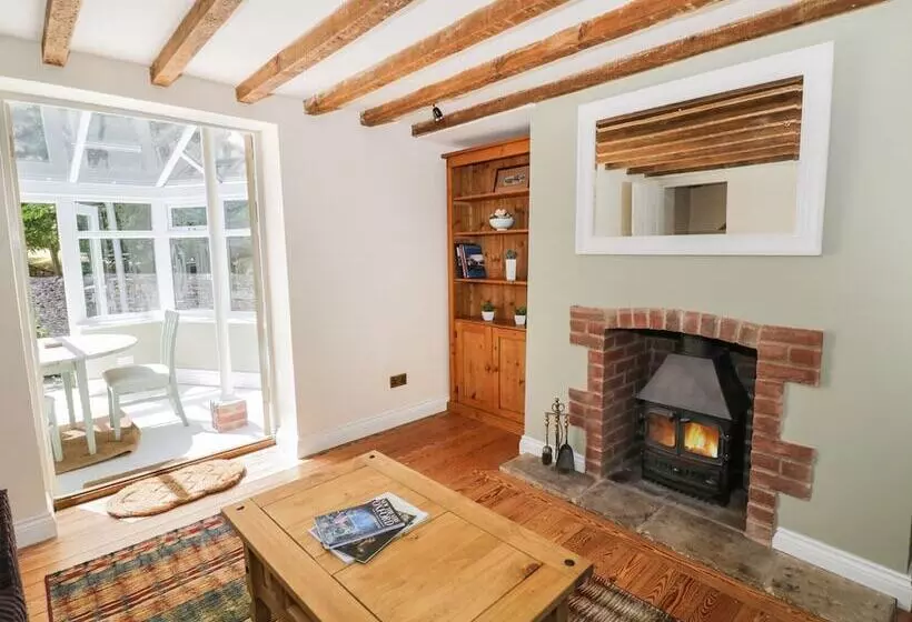 Blenheim Edge, The Causeway