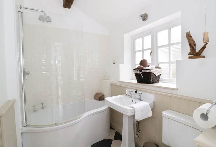 Blenheim Edge, The Causeway