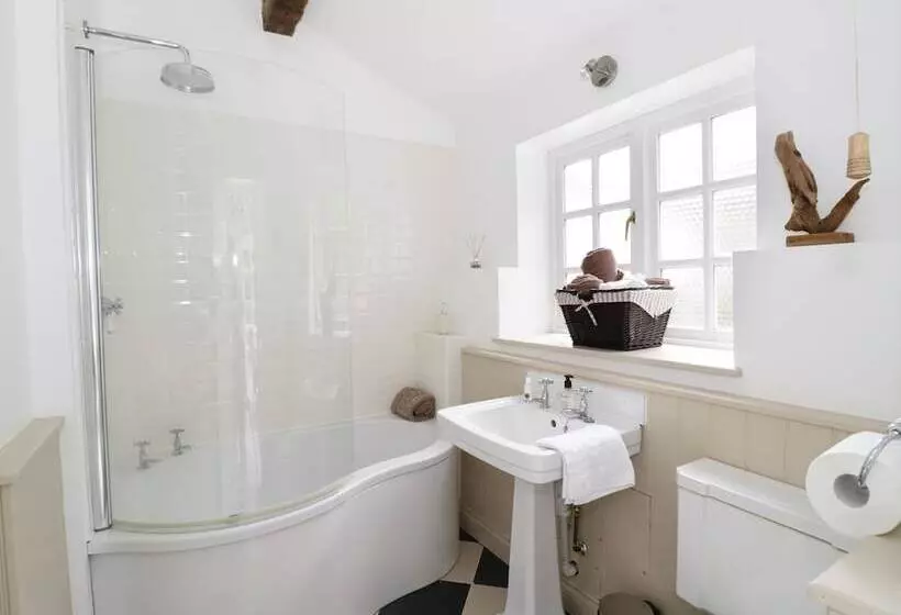 Blenheim Edge, The Causeway