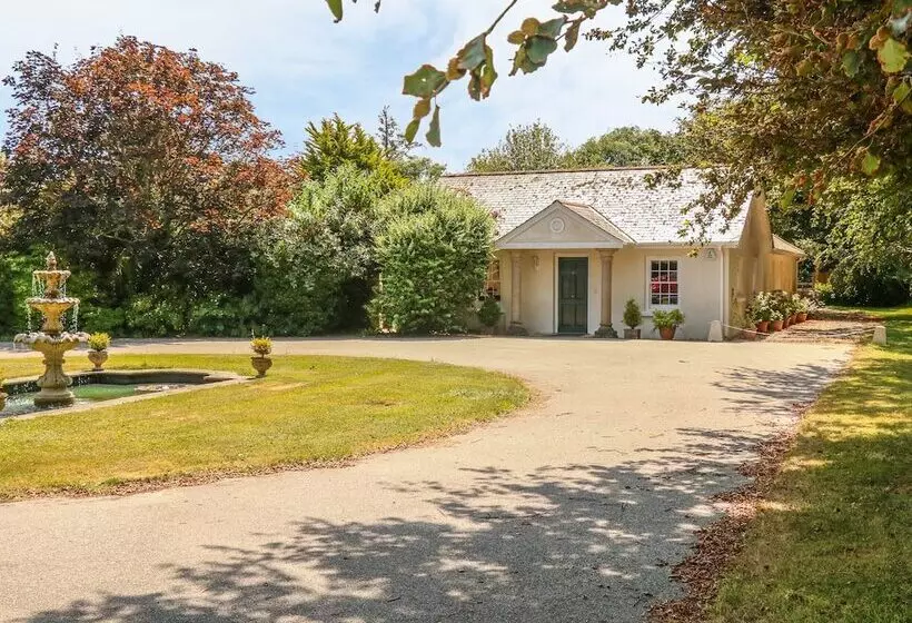 Charlton Lodge
