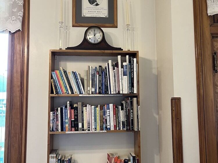 پانسیون At The White House