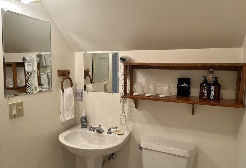 پانسیون At The White House