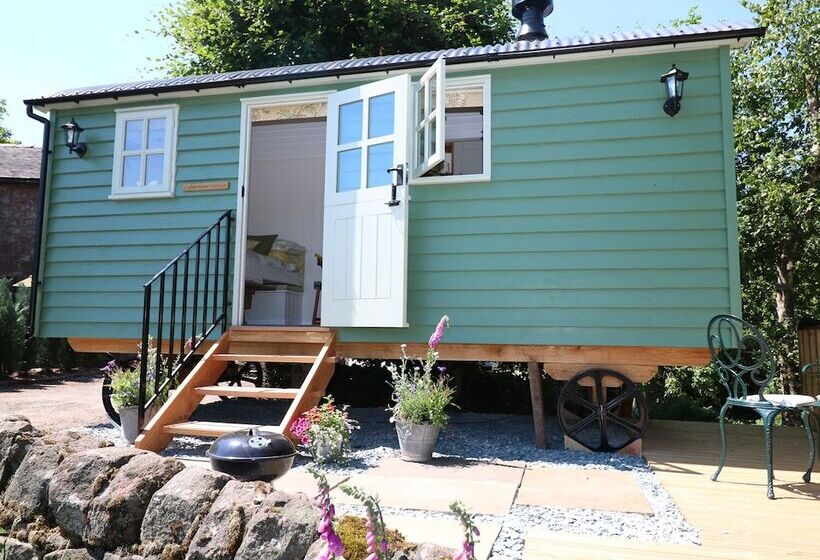 The Laburnum Retreat Shepherd Hut Private Hot Tub