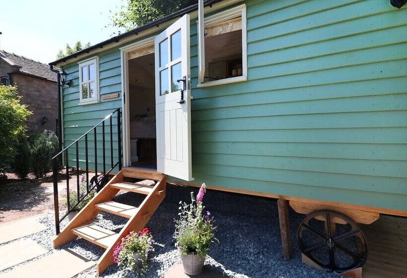 The Laburnum Retreat Shepherd Hut Private Hot Tub
