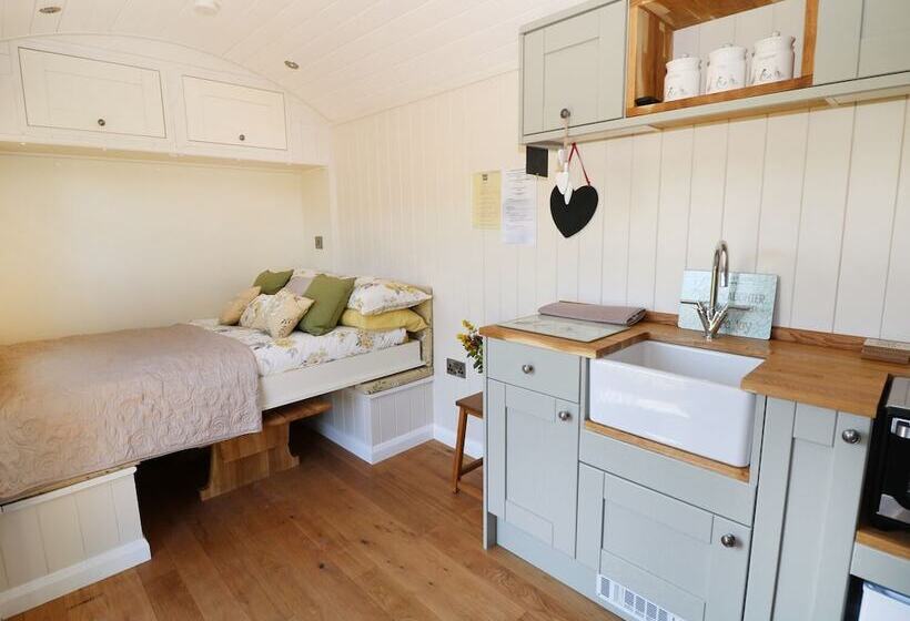 The Laburnum Retreat Shepherd Hut Private Hot Tub