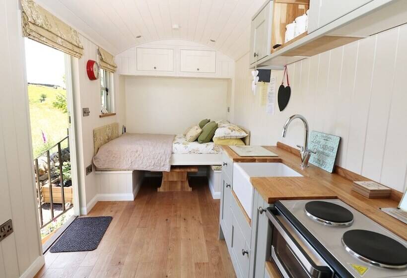 The Laburnum Retreat Shepherd Hut Private Hot Tub