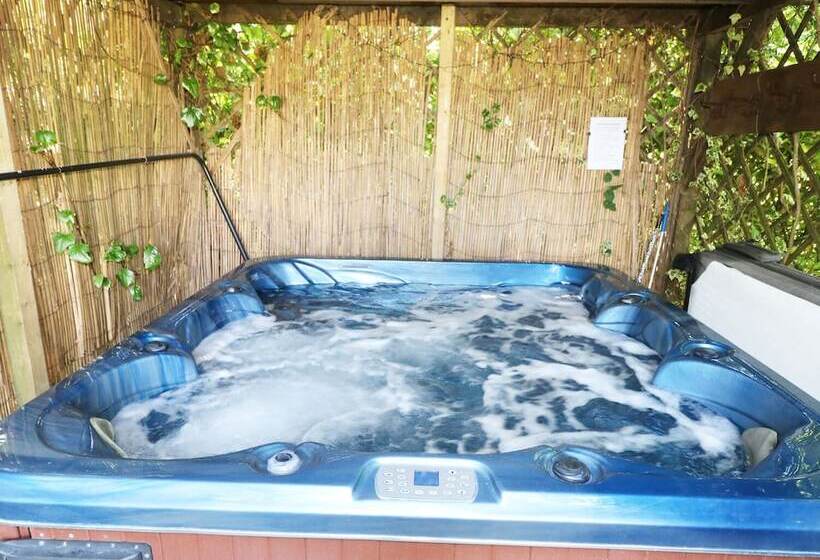 The Laburnum Retreat Shepherd Hut Private Hot Tub
