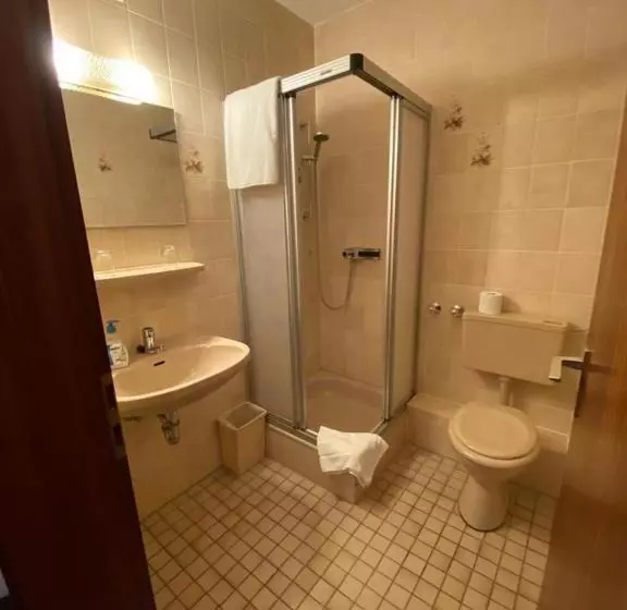 هتل Pension Weller