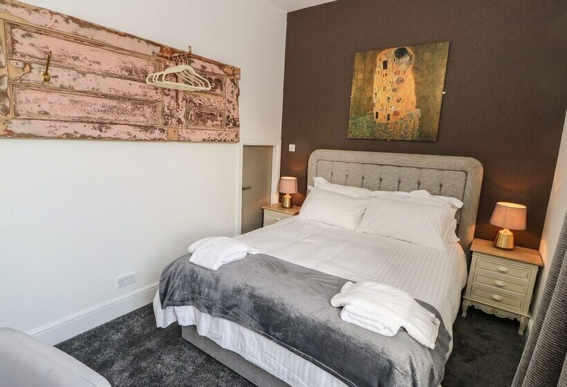 One Eight Three Guest Cottage