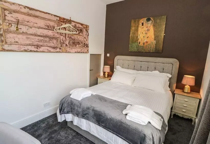 One Eight Three Guest Cottage