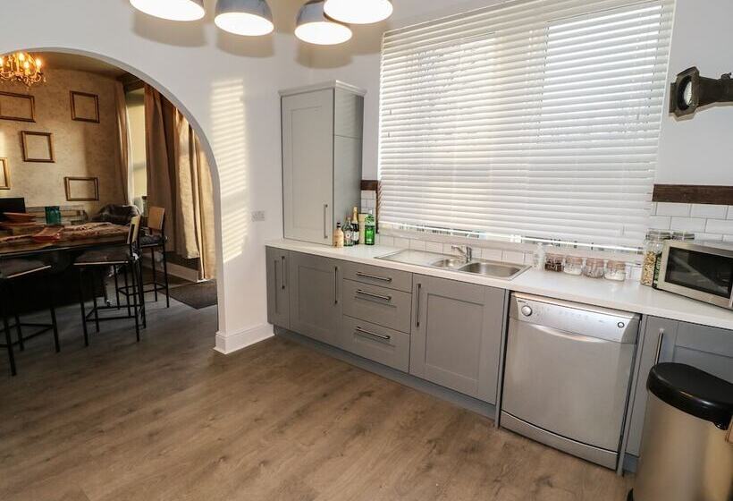 One Eight Three Guest Cottage