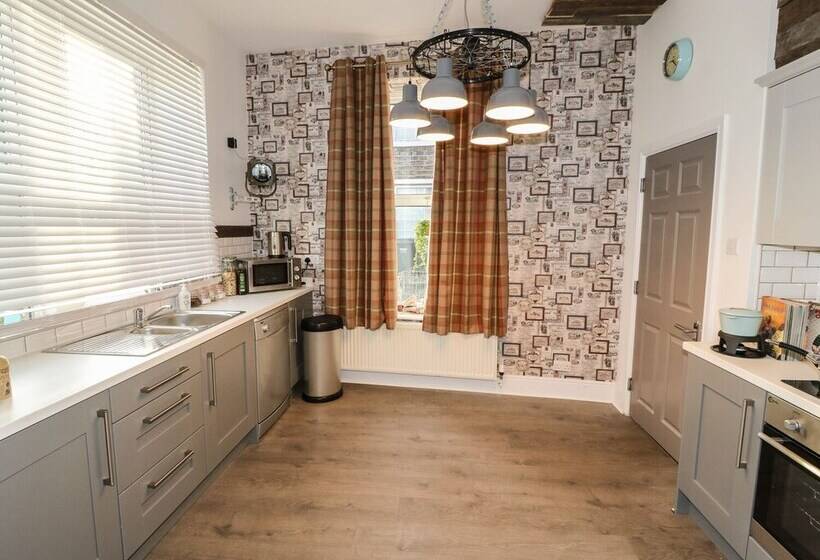 One Eight Three Guest Cottage