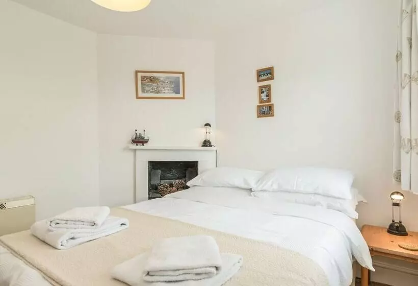 3b Coastguard Cottages