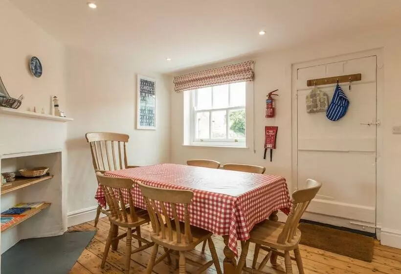 3b Coastguard Cottages