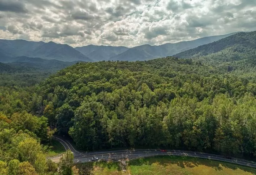 Elk Run On Cosby Creek   2 Bedrooms, 2 Baths, Sleeps 7 Cabin By Redawning