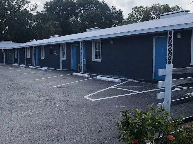 Hotelli Bay Breeze Inn Bradenton Downtown