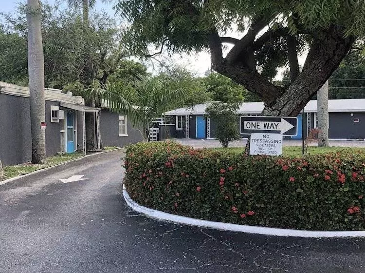 Hotelli Bay Breeze Inn Bradenton Downtown