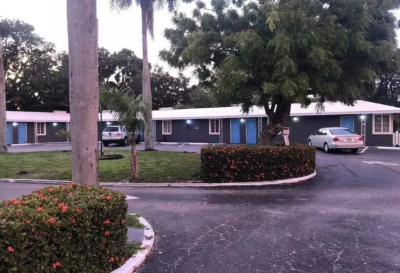 Hotelli Bay Breeze Inn Bradenton Downtown