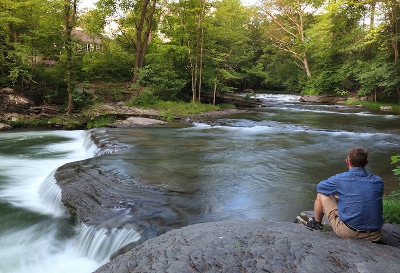 Отель The Woodstock Inn On The Millstream