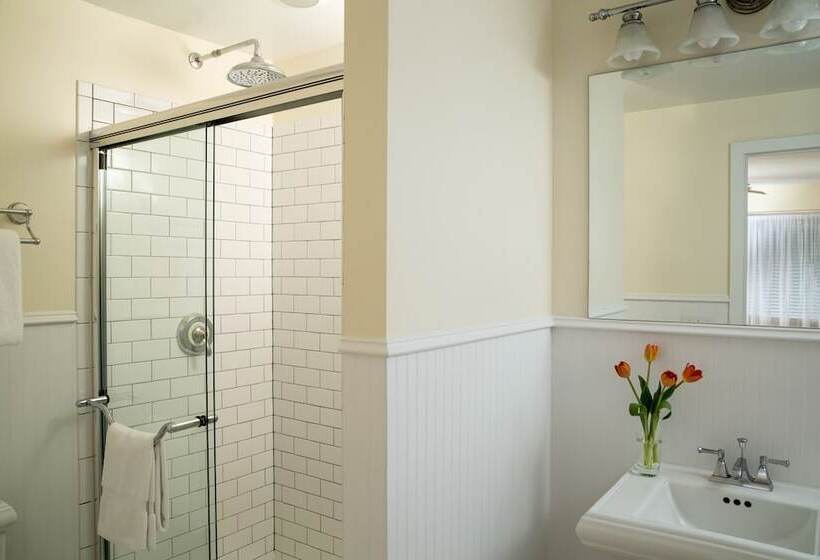 Отель The Woodstock Inn On The Millstream